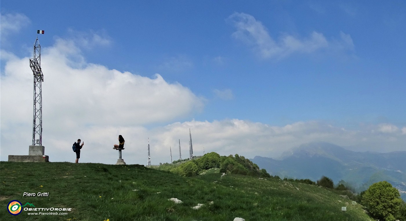 47 Alla croce del Linzone (1392 m) con vista verso il Resegone.jpg